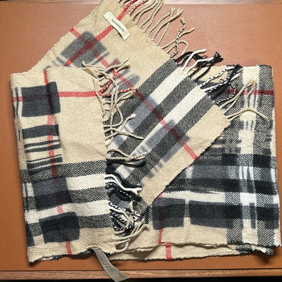 Burberry Classic Scarf - Picture 3 of 5